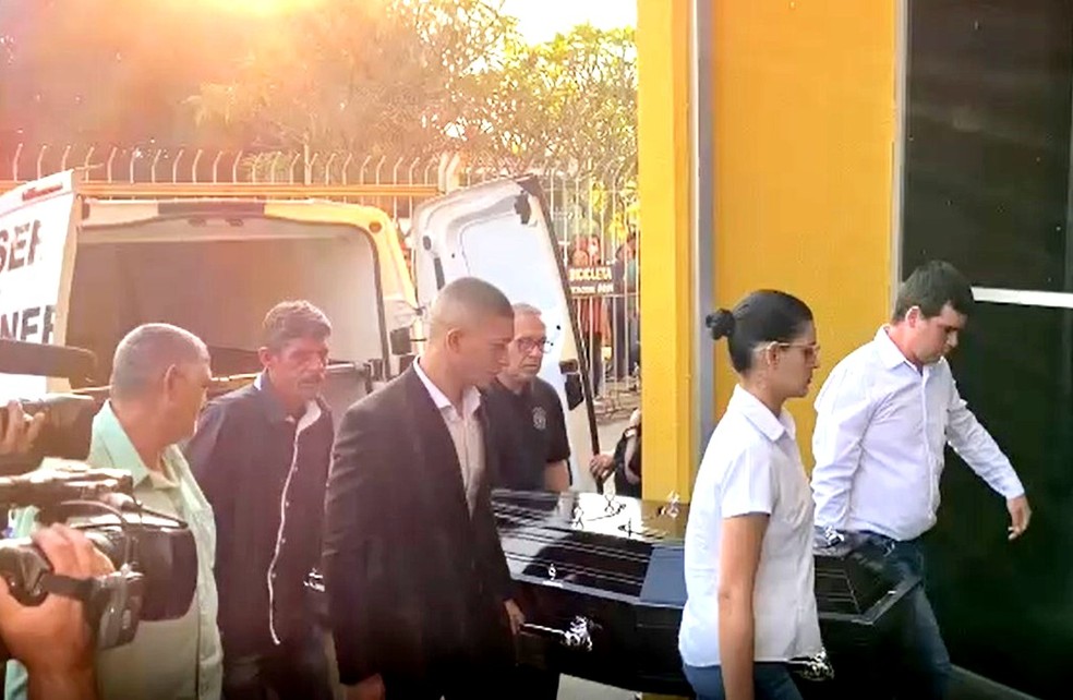 Corpo de Marilene, da dupla As Galvão, chegou no fim da tarde a Paraguaçu Paulista — Foto: Carolina Levorato/TV TEM