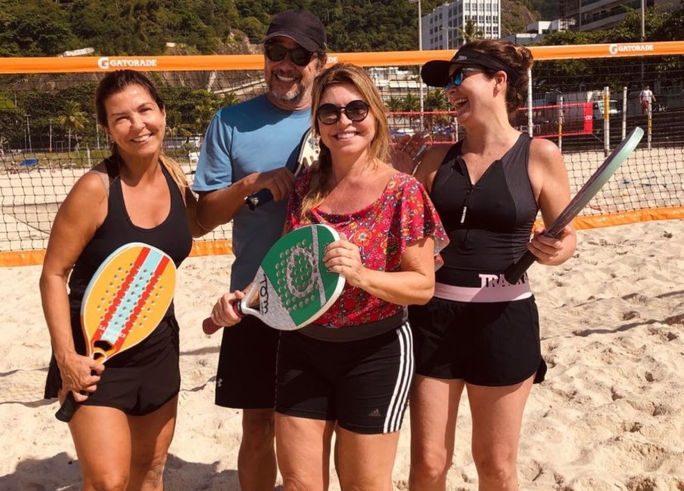 Claudia Abreu (&agrave; direita) no Beach Tennis com amigos  &mdash; Foto: reprodu&ccedil;&atilde;o/ instagram 