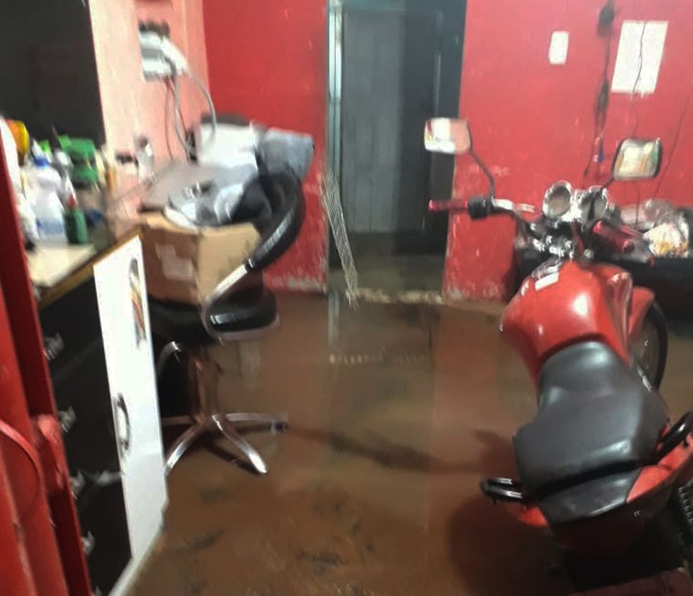 Imóvel tomado pela água após o vazamento em Vitória da Conquista, no sudoeste da Bahia — Foto: Welliton Santos/Arquivo Pessoal