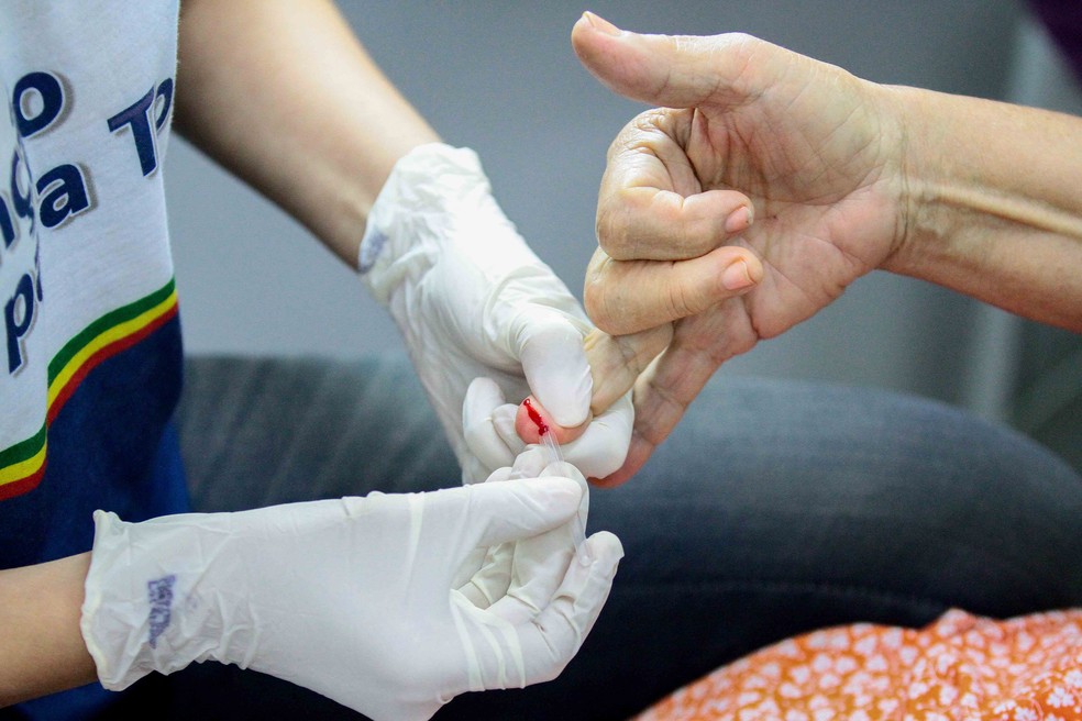Testes de sangue são feitos para detectar hepaite — Foto: Marlon Costa/Pernambuco Press