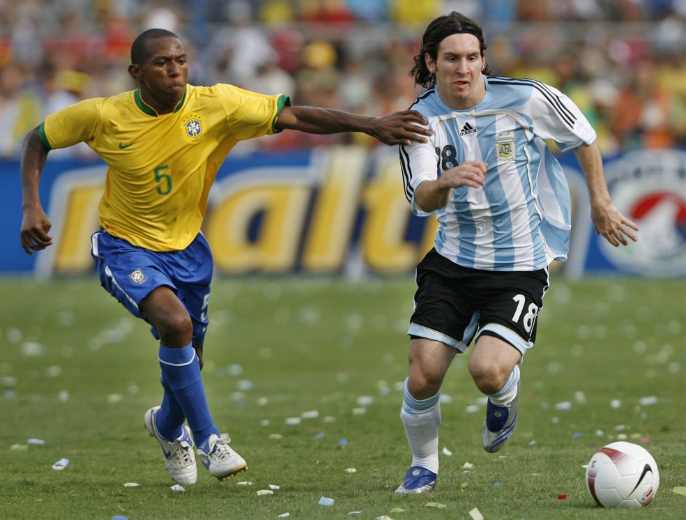 Mineiro x Messi em Brasil 3 x 0 Argentina pela Copa América 2007  — Foto: EFE