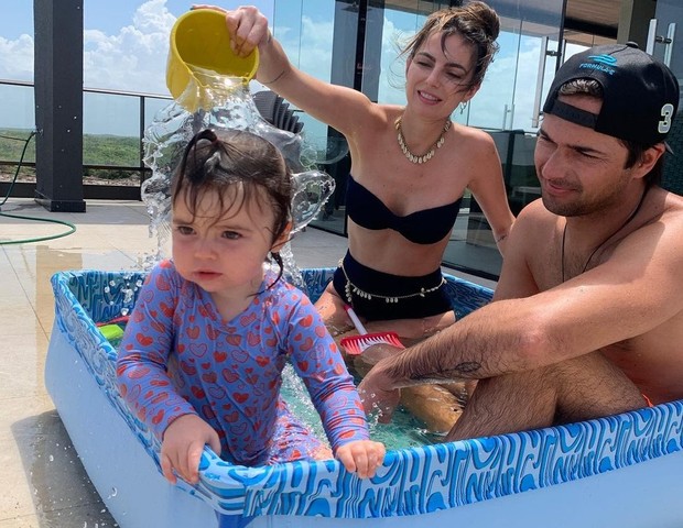 Penelope Piquet, filha de Kelly Piquet, se diverte em piscina com a mãe e o tio, Nelsinho Piquet (Foto: Reprodução/Instagram)