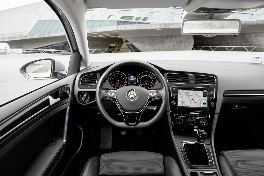 Volkswagen Golf: nova geração é revelada na Alemanha Golf-int7
