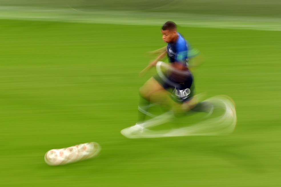 Mbappé carrega bola em velocidade em 2018; a versão atual é ainda mais rápida — Foto: Robert Cianflone - FIFA/FIFA via Getty Images