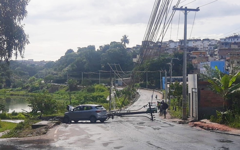 Ve&iacute;culo derrubou o poste, que ficou atravessado nas duas faixas no bairro de Cajazeiras &mdash; Foto: Felipe Oliveira/TV Bahia