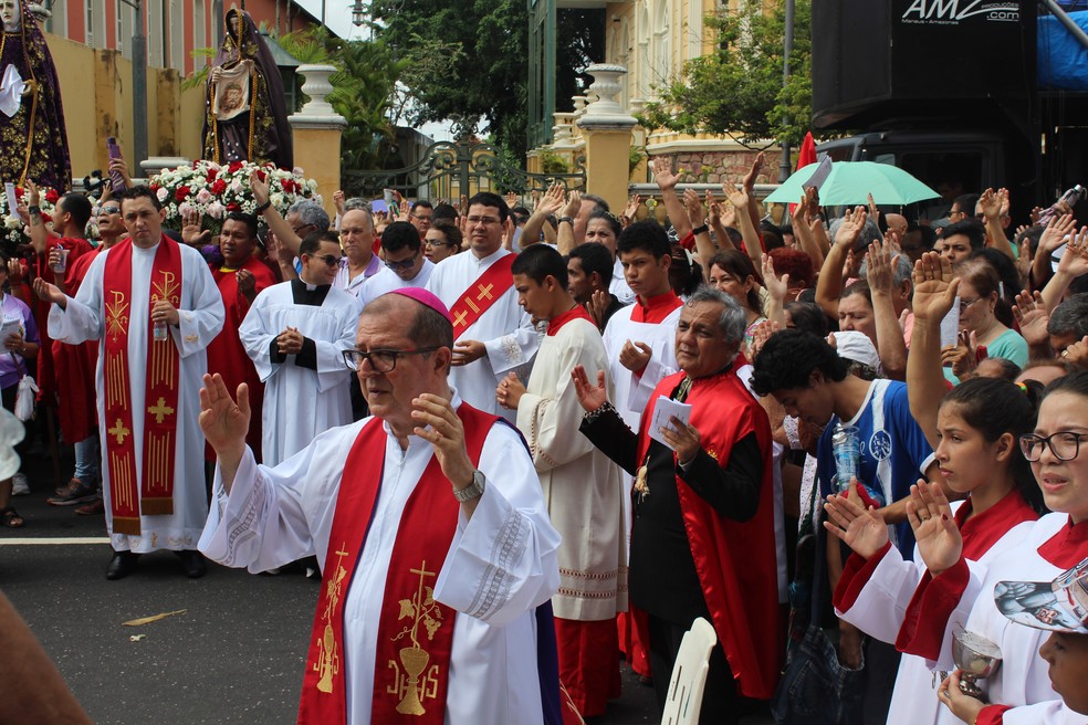 Arcebispo Dom Sérgio Castriani durante a procissão da Via Sacra, em Manaus (Foto: Indiara Bessa/G1 AM)