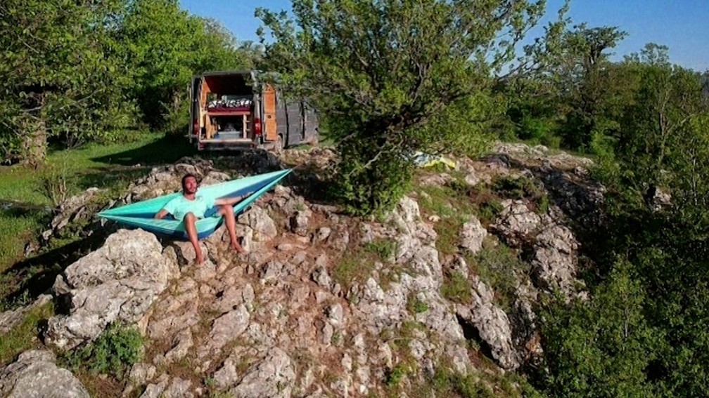 Turista francês usava equipamento para fotografar sua viagem a bordo de uma van — Foto: Reprodução
