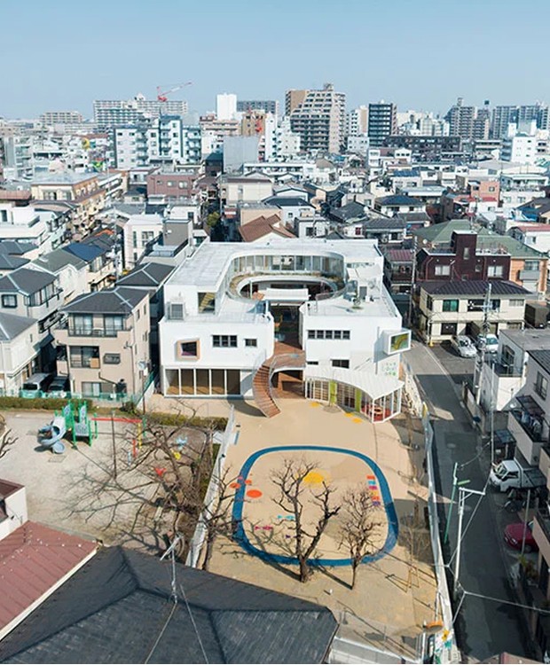 A ideia de trazer uma a natureza para o pátio se deu pelo fato de Tóquio ser uma cidade cinza (Foto: MAMM Design/ Divulgação)