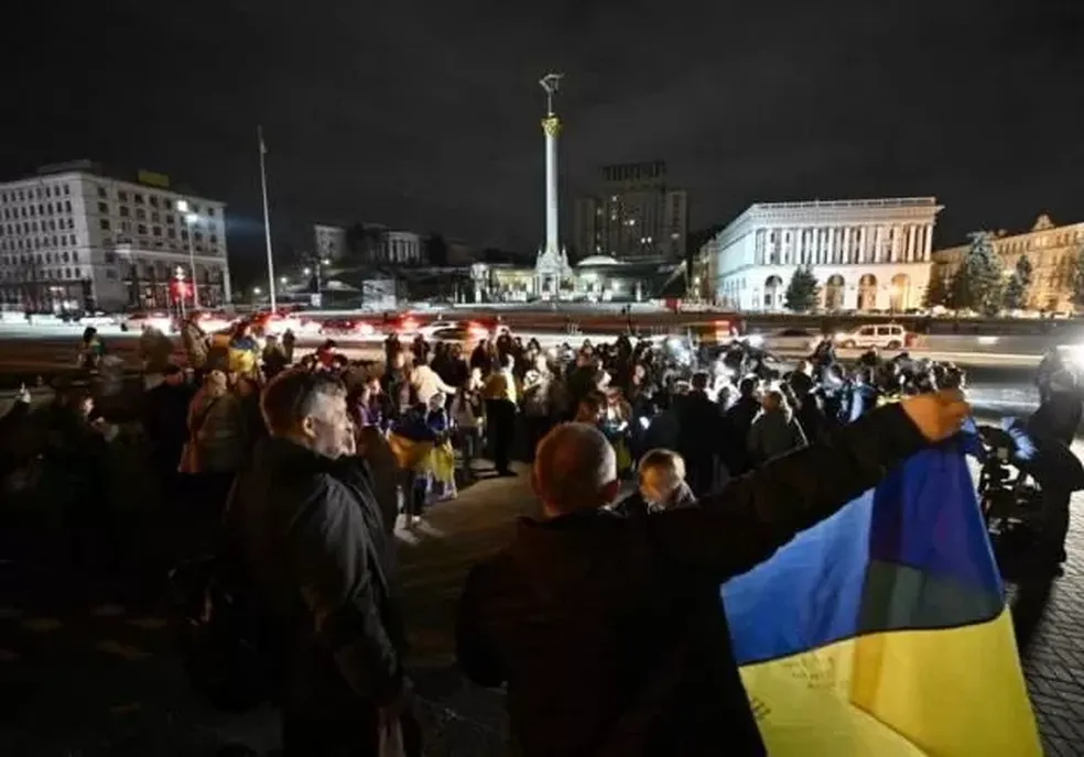 Ucranianos celebram retirada de tropas russas de Kherson — Foto: GETTY IMAGES