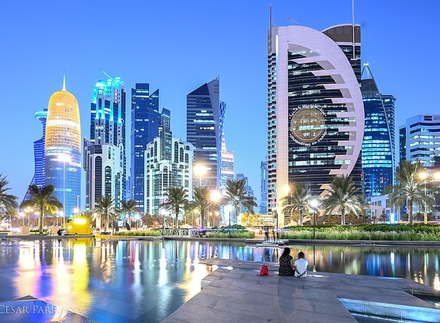 A área de West Bay, em Doha, inclui muitos edifícios modernos e alguns dos arranha-céus mais altos do Catar (Foto: Ceslou / Wikimedia Commons)