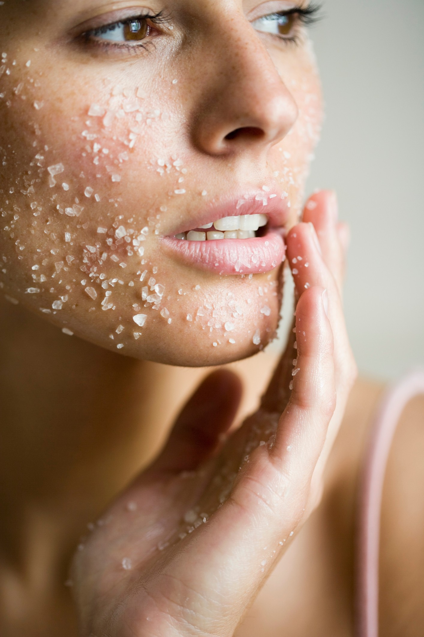 Esfoliação da pele: dicas para fazer esse processo renovador sem erro (Foto: Reprodução Getty Images)