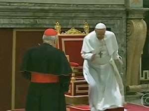 Tropeço Papa Francisco (Foto: Reprodução/TV Globo)