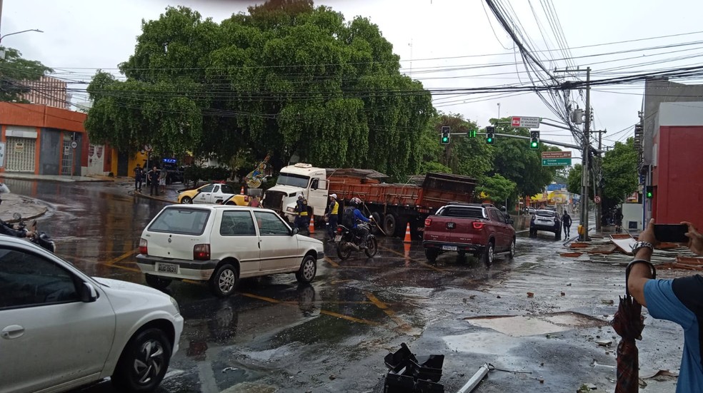 Motorista de caminhão atravessa sinal vermelho, invade imóvel e bate em carro em MT — Foto: Divulgação