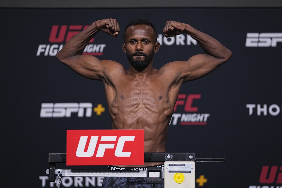 Francisco Figueiredo ficou com 56,9kg no peso-mosca — Foto: Jeff Bottari/Zuffa LLC