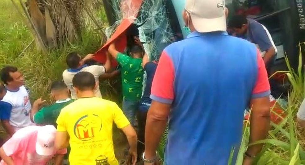 Ônibus interestadual tomba na BR-222, em Santa Inês, e deixa feridos. — Foto: Reprodução/Redes Sociais.