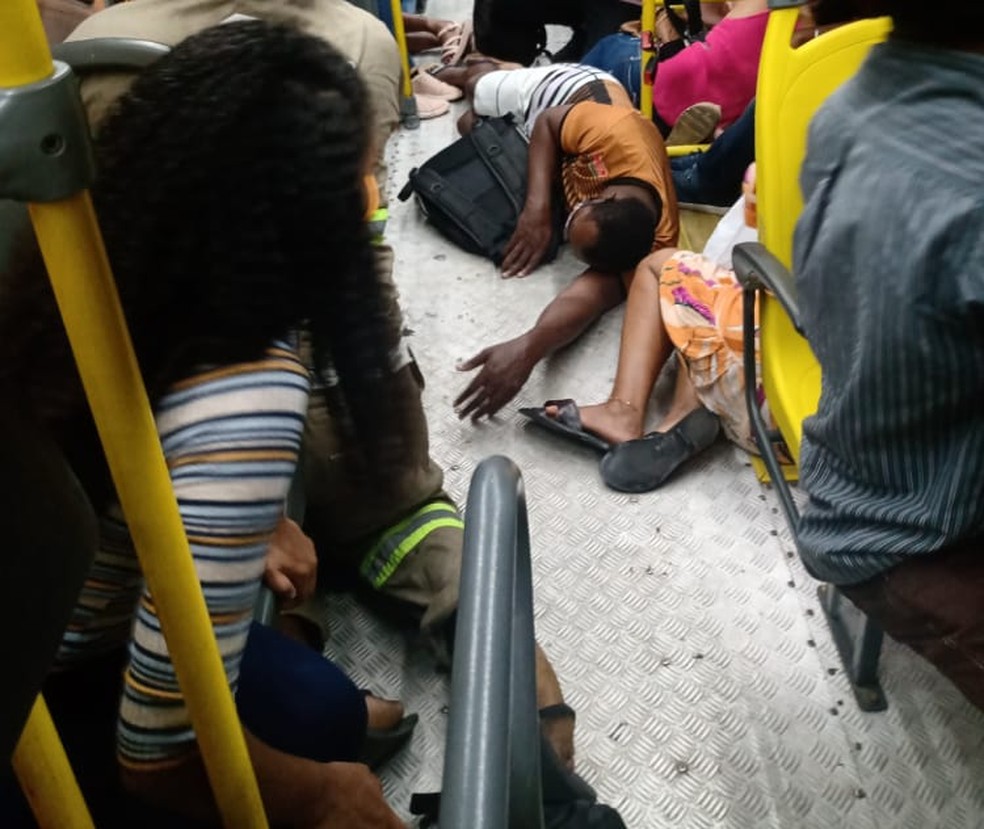 Assalto a ônibus em Salvador, na BR-324  — Foto: Redes sociais
