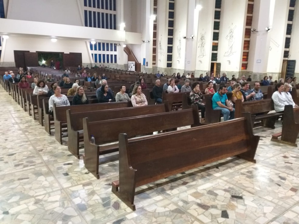Parentes e amigos da jovem desaparecida participaram de uma missa — Foto: Wagner Carvalho / Arquivo pessoal 