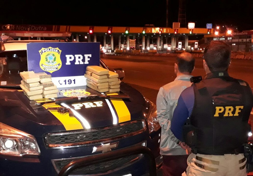 Material apreendido com suspeito na Via Dutra, em Itatiaia (Foto: Divulgação/PRF)