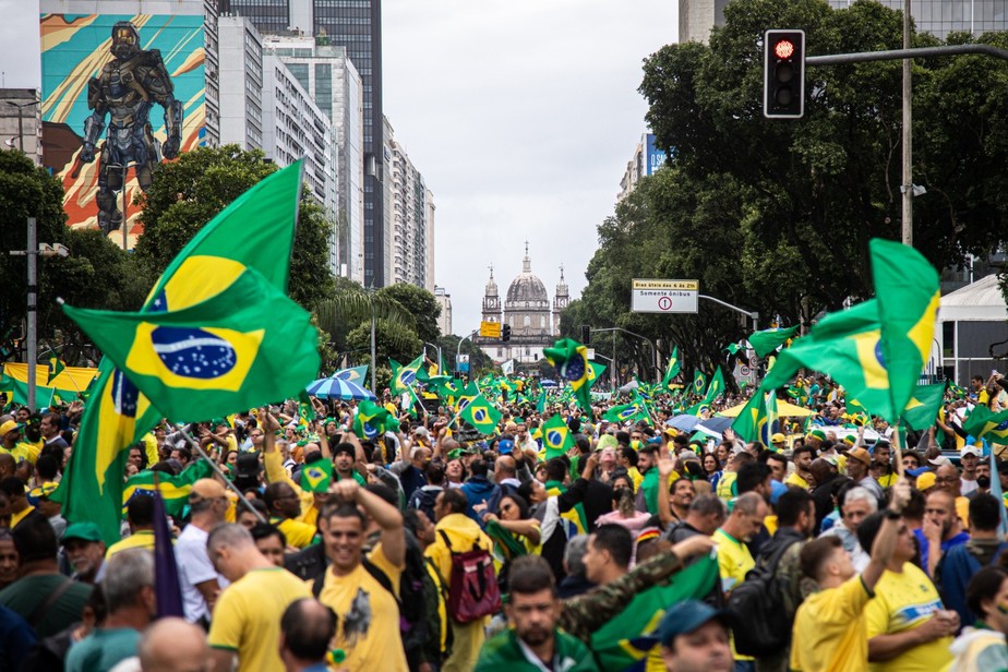 Bolsonaristas com suas camisas amarelas e bandeiras do Brasil em ato antidemocrático no Rio