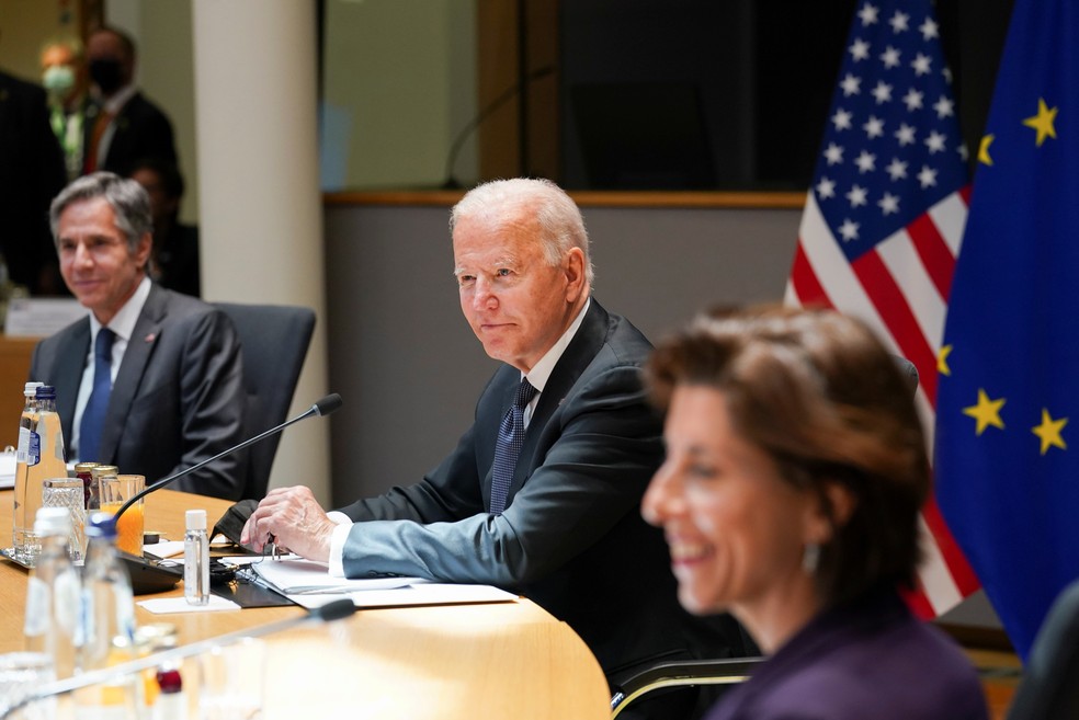 O presidente dos EUA, Joe Biden (centro); o Secretário de Estado americano, Antony Blinken; e secretária de Comércio dos EUA, Gina Raimondo, participam da cúpula entre União Europeia e Estados Unidos em Bruxelas, na Bélgica, em 15 de junho de 2021 — Foto: Kevin Lamarque/Reuters