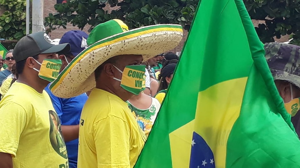 Alguns manifestantes usaram máscaras em ato em Maceió — Foto: Josualdo Moura/TV Gazeta