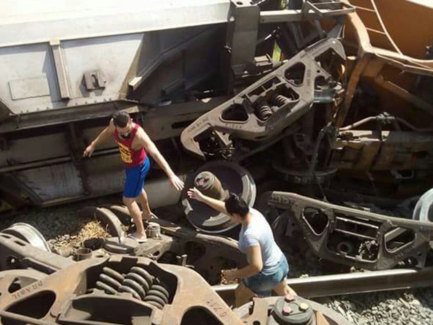 Pessoas se arriscaram em meio aos estragos após o acidente (Foto: Kelvyn Vituriano Mamede)