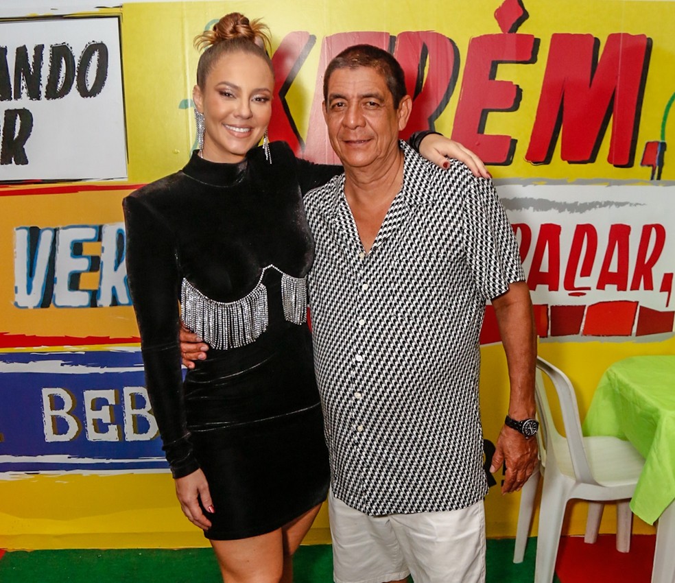 Paolla Oliveira e Zeca Pagodinho em ensaio da Grande Rio — Foto: Paulo Tauil/AgNews