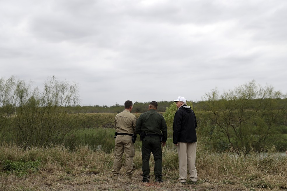 Imagem de arquivo mostra Trump visitando a fronteira dos EUA com o México para defender projeto de muro — Foto: AP Photo/ Evan Vucci