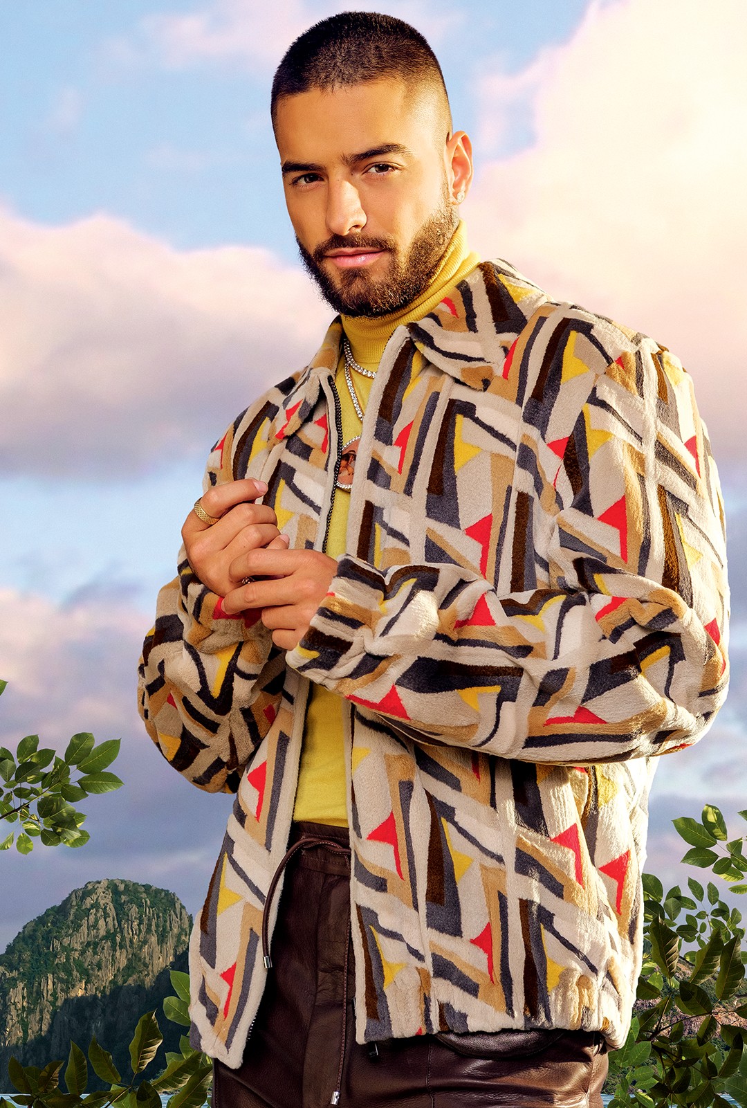 Maluma: jaqueta Fendi | gola alta Ralph Lauren | calças Dunhill (Foto: William Ukoh)