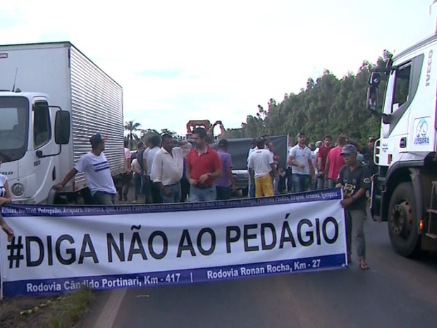 Manifestantes fecharam trecho da Rodovia Cândido Portinari, em Cristais Paulista (SP), contra possível instalação de pedágio (Foto: Reprodução/EPTV)