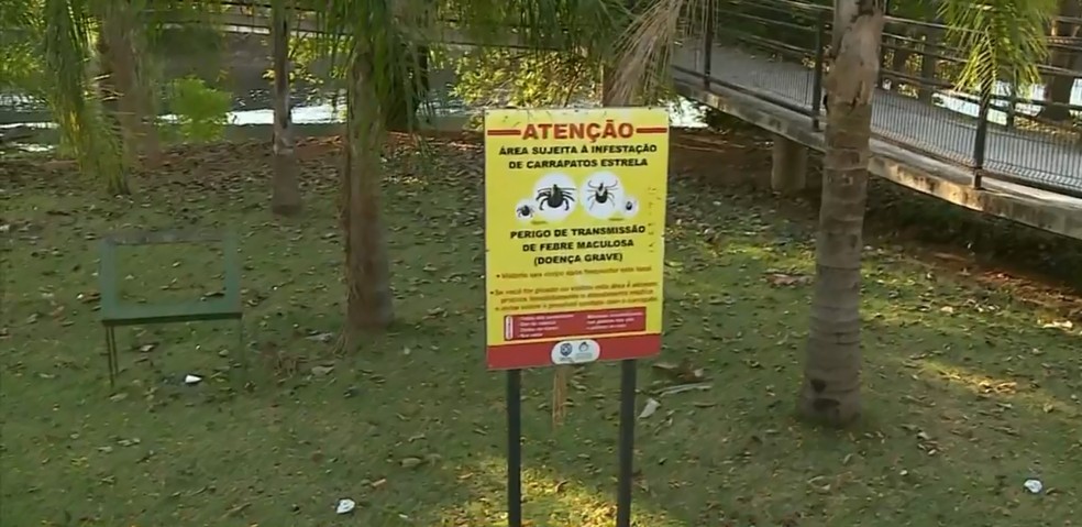 Existem placas de alerta sobre a presença de carrapato-estrela em áreas de Piracicaba — Foto: Reprodução/EPTV