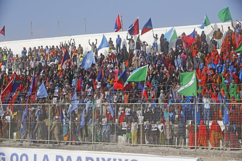 Moradores e autoridades lideram uma manifestação de apoio ao governo no estádio Banadir, Mogadíscio, quinta-feira, 12 de janeiro de 2023. — Foto: AP Photo/Farah Abdi Warsameh