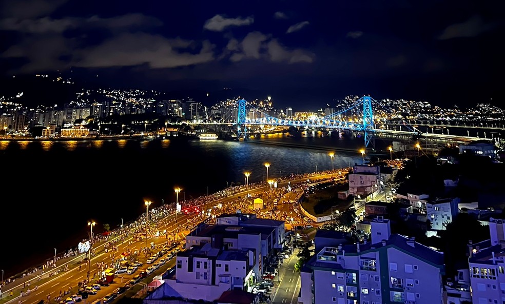 Público na Beira-mar Continental, em Florianópolis, chega para acompanhar show de fogos do réveillon 2023 — Foto: Mateus Castro/NSC TV