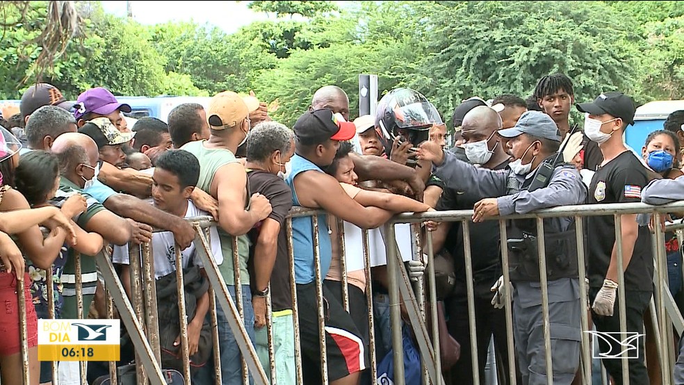 Entrega de cestas básicas para vendedores ambulantes, feita pelo governo do estado, provocou um tumulto na terça-feira (24) no Centro Histórico de São Luís — Foto: Reprodução/TV Mirante