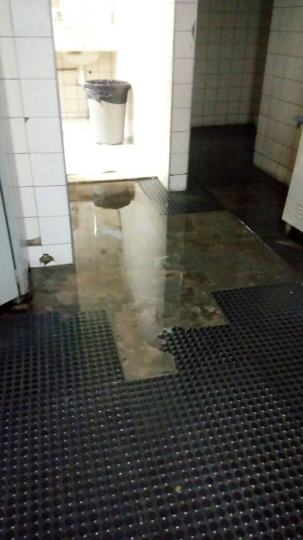 Funcionários do hospital reclamam que convivem com situação de abandono no hospital. (Foto: Reprodução)