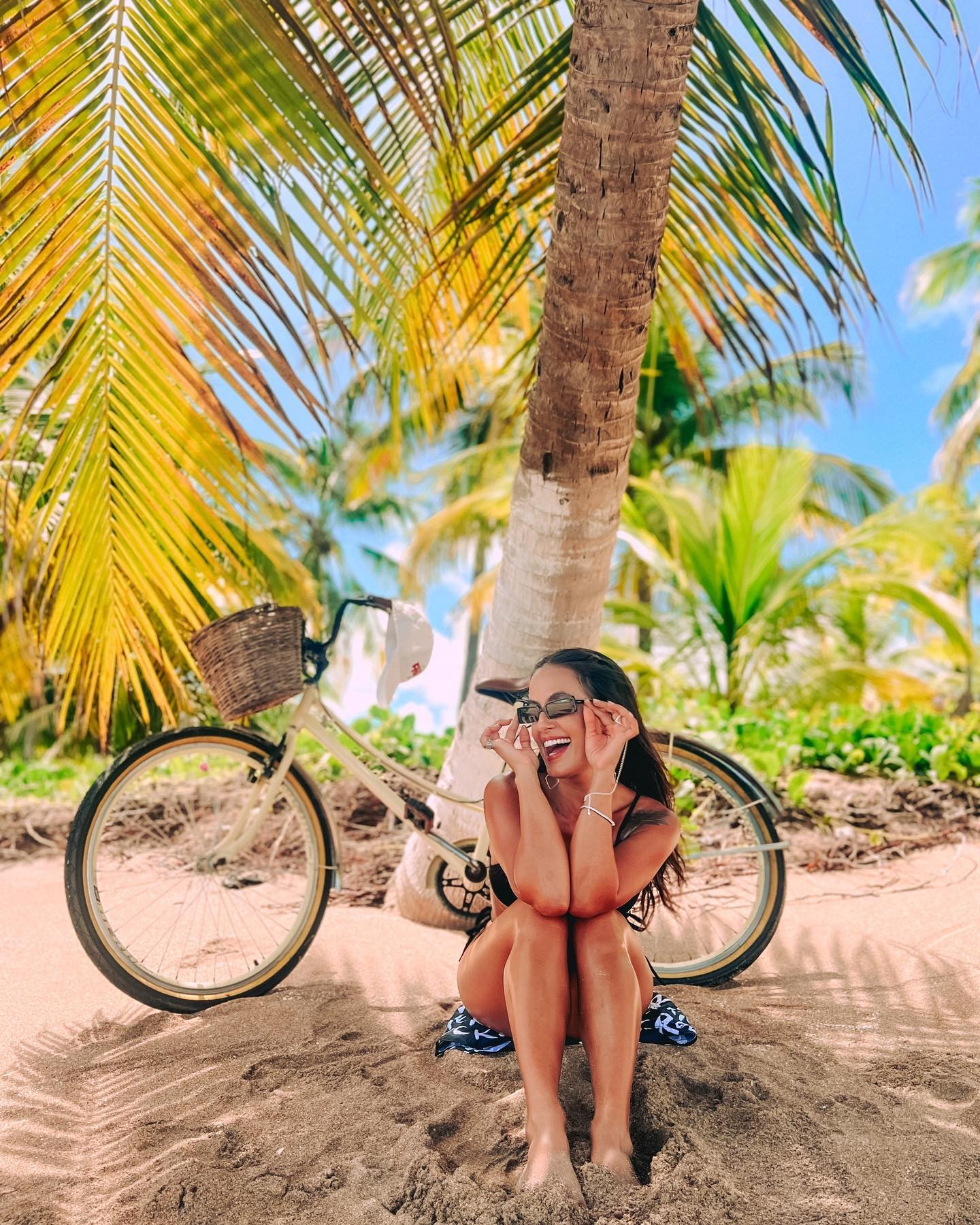 Carol Peixinho publica álbum de fotos após passeio de bicicleta na natureza (Foto: Reprodução / Instagram)