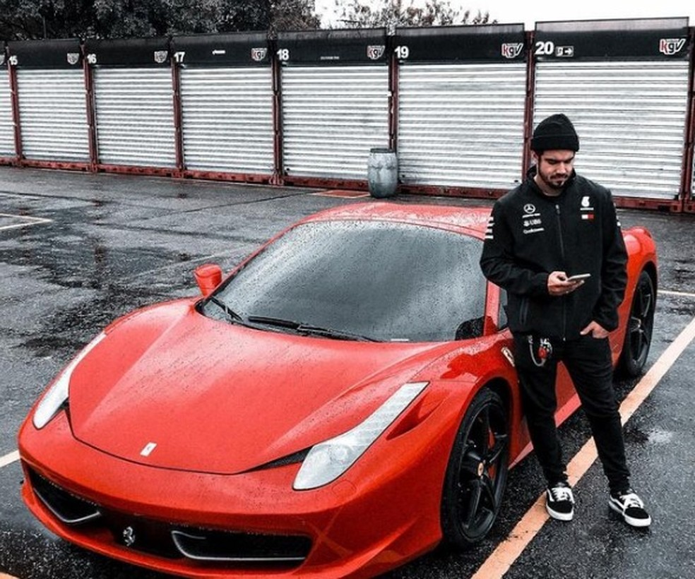 Caio Castro ao lado da Ferrari Spider — Foto: Redes sociais 