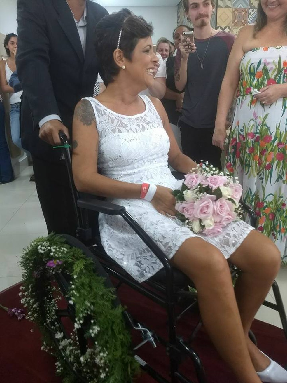 Cristiane entrou na cerimonia vestida de noiva (Foto: Arquivo Pessoal)