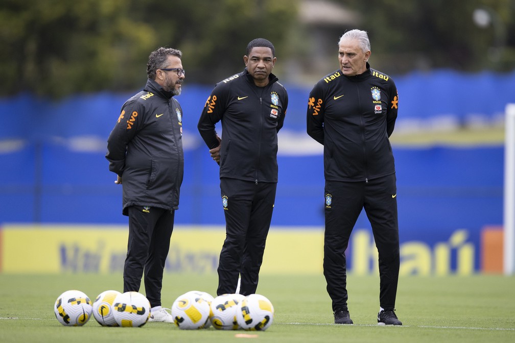Tcnico Tite com auxiliares em treino da Seleo  Foto: Lucas Figueiredo / CBF