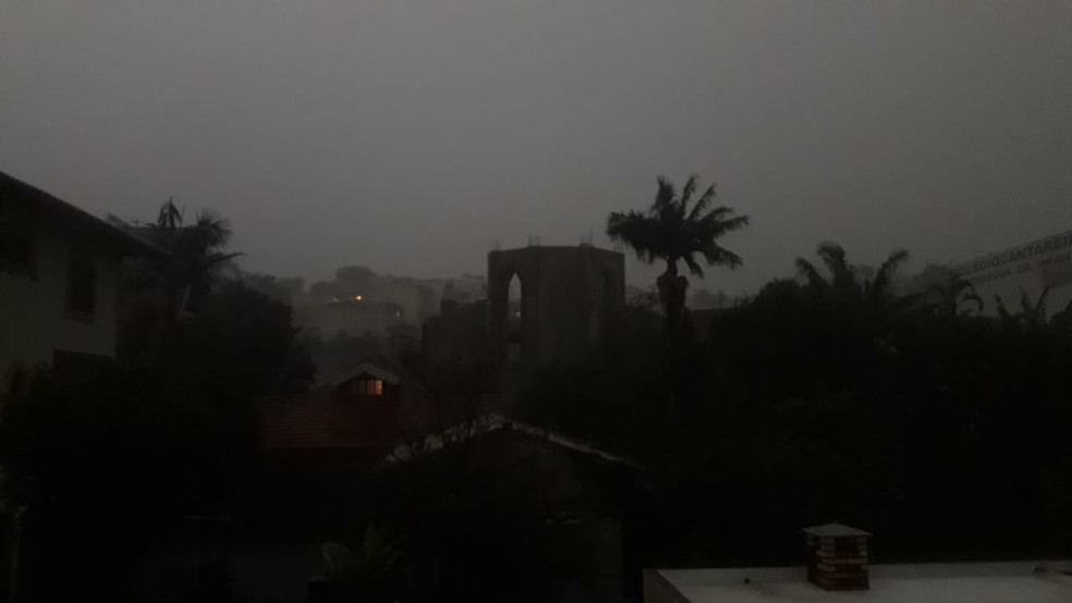 Dia virou noite em bairro da Zona Norte de SP — Foto: Giaccomo Voccio/G1