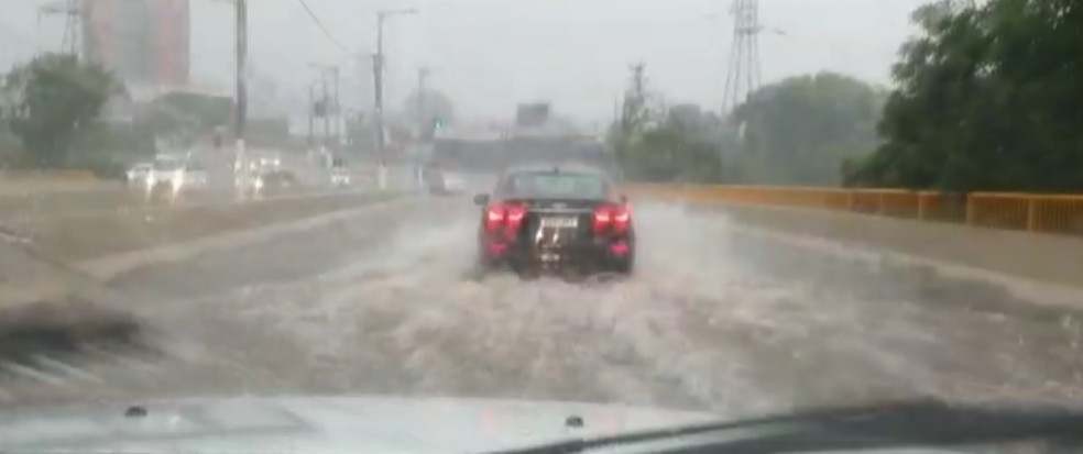 Pontos de Londrina ficaram alagados durante a chuva — Foto: Patrícia Piveta/RPC