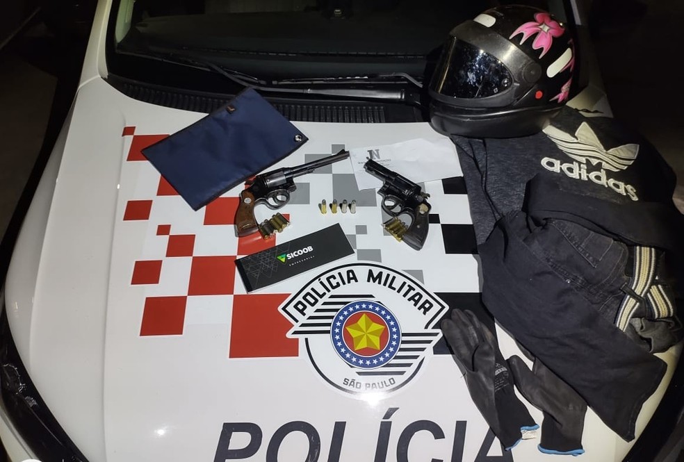 PM apreendeu armas, munição, um malote e roupas e capacete dos suspeitos do crime — Foto: Valdecir Luís/Bastos Já