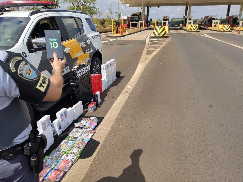 Mercadoria foi localizada em várias bolsas dentro do porta-malas de um carro em Santa Cruz do Rio Pardo — Foto: Polícia Rodoviária/Divulgação