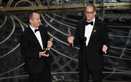 O produtor Jonas Rivera e o diretor Pete Docter recebem Oscar de Melhor Animação por 'Divertida Mente'