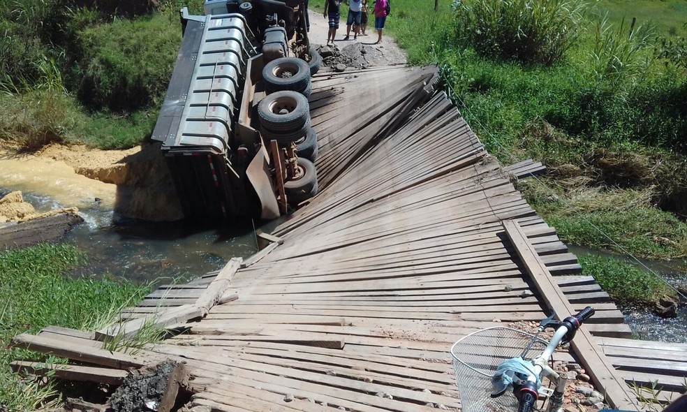 Ponte de madeira desabou nesta terça-feira (21) (Foto: Arquivo pessoal)