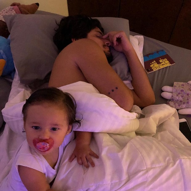Bruno Gissoni dorme e Madalena faz a guarda do papai (Foto: Reprodução/Instagram)