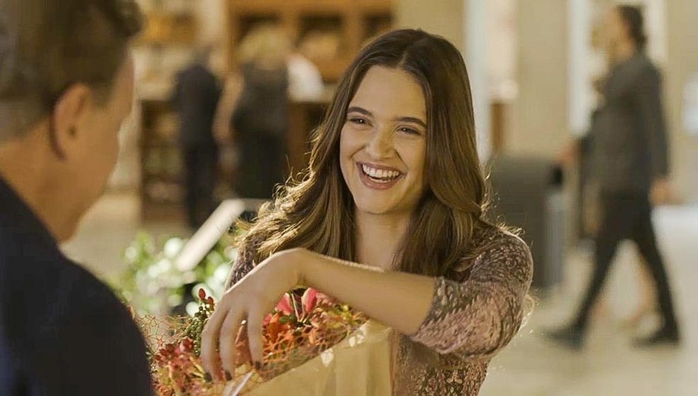 Luna (Juliana Paiva) recebe flores de Téo (Felipe Simas) em 'Salve-se Quem Puder' — Foto: Globo