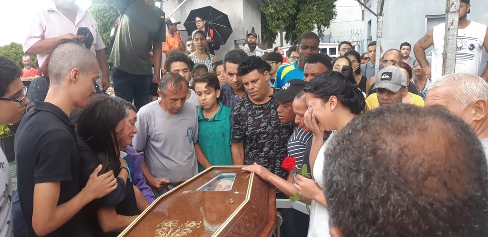 Familia de Eliana pediu para olhar o rosto dela pela última vez antes de o corpo ser enterrado sob aplausos no Cemitério São Sebastião, em Suzano. — Foto: Bárbara Muniz Vieira/G1 SP