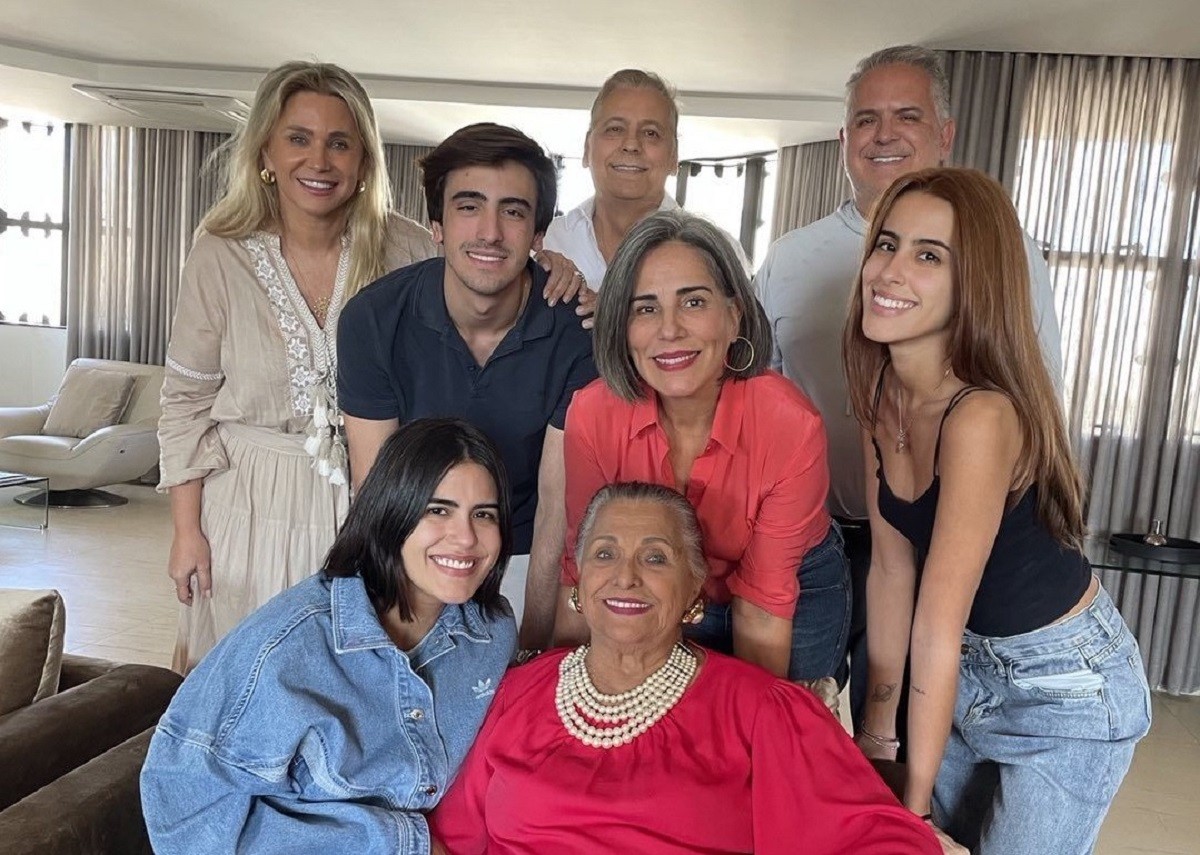 Gloria Pires mostra família reunida para comemorar aniversário da sogra, Dona Odícia (Foto: Reprodução/Instagram)