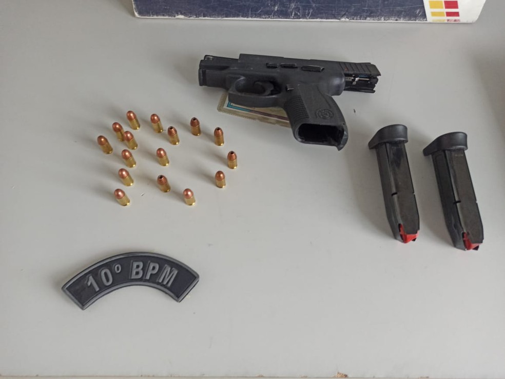 Policiais fizeram buscas na casa do empresário e localizaram uma pistola e munições em um armário, em Cuiabá — Foto: Polícia Militar de Mato Grosso